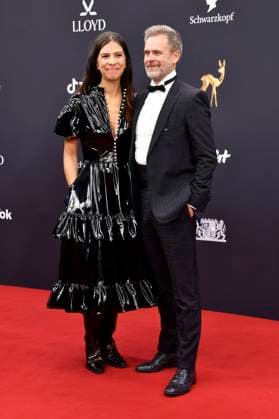 Matthias Matschke mit Partnerin Theresa Kronthaler bei der 77. Bambi-Verleihung 2025 in den Bavaria Filmstudios. München, 13.11.2025