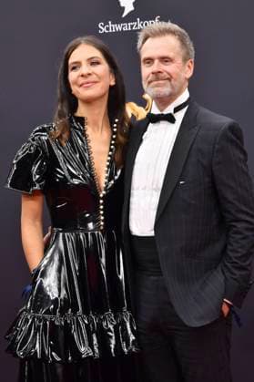 Matthias Matschke mit Partnerin Theresa Kronthaler bei der 77. Bambi-Verleihung 2025 in den Bavaria Filmstudios. München, 13.11.2025