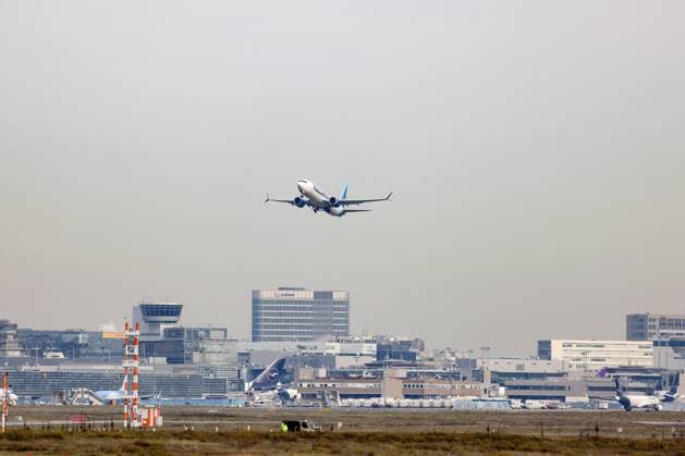 Ein Flugzeug der Fluggesellschaft Icelandair, Boeing 737-9 MAX, Kennung TF-ICC startet vom Flughafen Frankfurt a.M. Das Fahrwerk faehrt (fährt) gerade ein. Flughafen Frankfurt a.M. am 13.11.2025 in Frankfurt a.M. Deutschland.