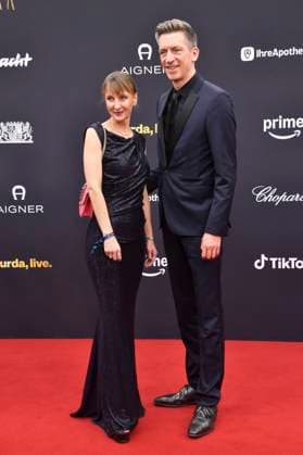 Steffen Hallaschka mit Ehefrau Anne-Katrin Hallaschka bei der 77. Bambi-Verleihung 2025 in den Bavaria Filmstudios. München, 13.11.2025