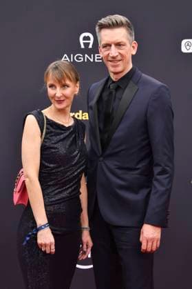 Steffen Hallaschka mit Ehefrau Anne-Katrin Hallaschka bei der 77. Bambi-Verleihung 2025 in den Bavaria Filmstudios. München, 13.11.2025