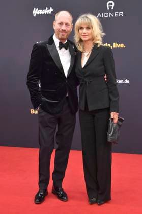 Johann von Bülow mit Ehefrau Katrin von Bülow bei der 77. Bambi-Verleihung 2025 in den Bavaria Filmstudios. München, 13.11.2025