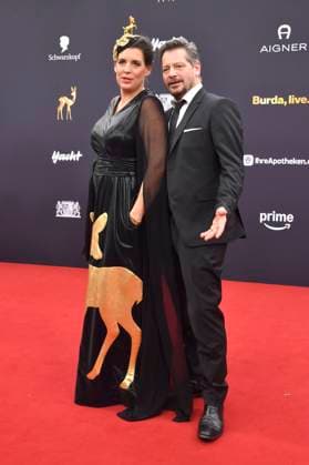 Elena Uhlig mit Partner Fritz Karl bei der 77. Bambi-Verleihung 2025 in den Bavaria Filmstudios. München, 13.11.2025