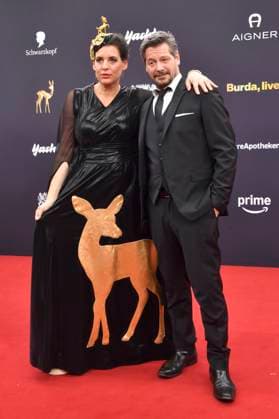 Elena Uhlig mit Partner Fritz Karl bei der 77. Bambi-Verleihung 2025 in den Bavaria Filmstudios. München, 13.11.2025