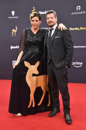 Elena Uhlig mit Partner Fritz Karl bei der 77. Bambi-Verleihung 2025 in den Bavaria Filmstudios. München, 13.11.2025