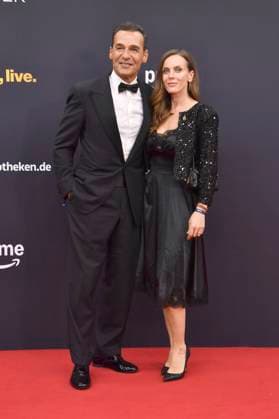 Erol Sander mit Partnerin Rebecca Oehlmann bei der 77. Bambi-Verleihung 2025 in den Bavaria Filmstudios. München, 13.11.2025