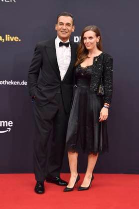 Erol Sander mit Partnerin Rebecca Oehlmann bei der 77. Bambi-Verleihung 2025 in den Bavaria Filmstudios. München, 13.11.2025
