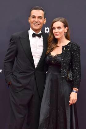 Erol Sander mit Partnerin Rebecca Oehlmann bei der 77. Bambi-Verleihung 2025 in den Bavaria Filmstudios. München, 13.11.2025