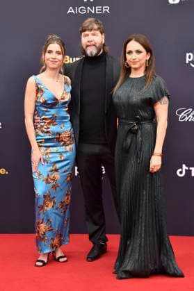 Rea Garvey mit Tochter Aamor Garvey und Ehefrau Josephine Garvey bei der 77. Bambi-Verleihung 2025 in den Bavaria Filmstudios. München, 13.11.2025