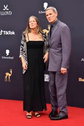 Götz Otto mit Ehefrau Sabine Otto bei der 77. Bambi-Verleihung 2025 in den Bavaria Filmstudios. München, 13.11.2025