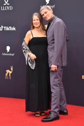 Götz Otto mit Ehefrau Sabine Otto bei der 77. Bambi-Verleihung 2025 in den Bavaria Filmstudios. München, 13.11.2025