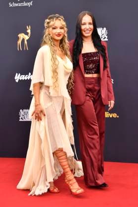 Shirin David und Alina Dalaslan Green bei der 77. Bambi-Verleihung 2025 in den Bavaria Filmstudios. München, 13.11.2025
