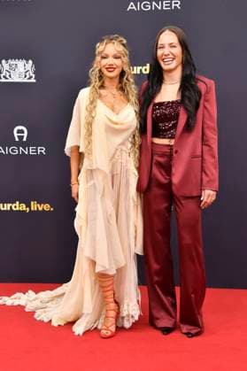 Shirin David und Alina Dalaslan Green bei der 77. Bambi-Verleihung 2025 in den Bavaria Filmstudios. München, 13.11.2025