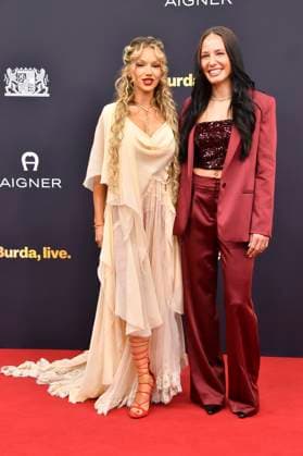 Shirin David und Alina Dalaslan Green bei der 77. Bambi-Verleihung 2025 in den Bavaria Filmstudios. München, 13.11.2025