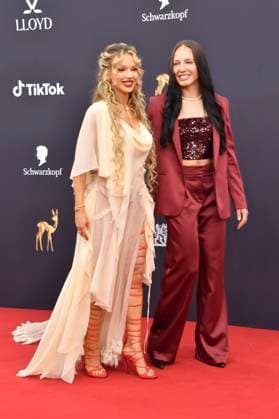 Shirin David und Alina Dalaslan Green bei der 77. Bambi-Verleihung 2025 in den Bavaria Filmstudios. München, 13.11.2025