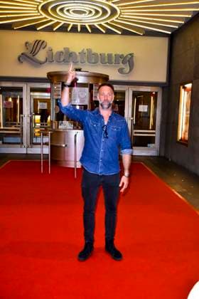 abb WuenscheEssen- Erik Schmitt Regisseur auf dem roten Teppich bei der NRW Premiere des Kinofilms DAS LEBEN DER WÜNSCHE WUENSCHE im Kino Lichtburg am 13.02.2025 in Essen, NRW Deutschland