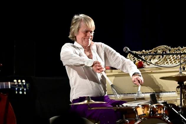 Helge Schneider live bei einem Konzert seiner Ein Mann und seine Musik -Tour in der Messehalle. Löbau, 13.11.2025