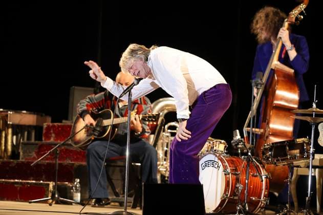Helge Schneider live bei einem Konzert seiner Ein Mann und seine Musik -Tour in der Messehalle. Löbau, 13.11.2025