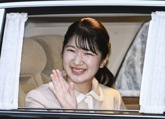 Princess Aiko ahead of official visit to Laos Japanese Princess Aiko, only daughter of Emperor Naruhito and Empress Masako, waves upon entering Akasaka Estate in Tokyo on Nov. 14, 2025, to meet with former Emperor Akihito and Empress Michiko ahead of her official visit to Laos from Nov. 17. (Pool photo)  A14AA0005035504P