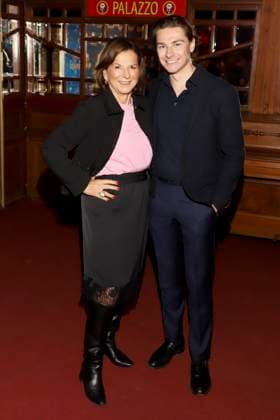 abb Palazzo- Claudia Obert mit Freund Max Suhr Kuss Unternehmerin bei der Premiere von Cornelia Poletto 10. Dinner Show PALAZZO Hier und Jetzt am 13.11.2025 in Hamburg Hamburg Deutschland