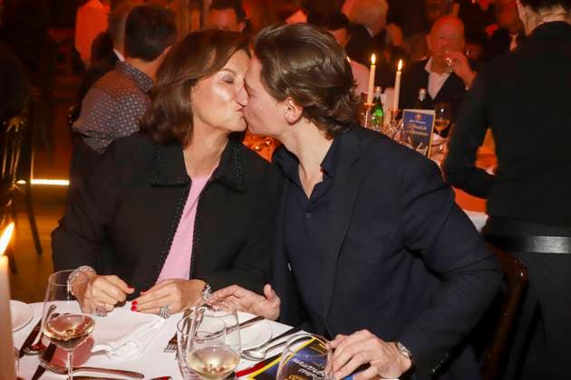 abb Palazzo- Claudia Obert mit Freund Max Suhr Kuss Unternehmerin bei der Premiere von Cornelia Poletto 10. Dinner Show PALAZZO Hier und Jetzt am 13.11.2025 in Hamburg Hamburg Deutschland