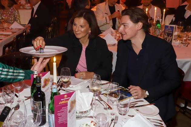 abb Palazzo- Claudia Obert mit Freund Max Suhr Unternehmerin bei der Premiere von Cornelia Poletto 10. Dinner Show PALAZZO Hier und Jetzt am 13.11.2025 in Hamburg Hamburg Deutschland