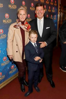 abb Palazzo- Ingo C. Peters mit Ehefrau Christiane Sohn Konrad bei der Premiere von Cornelia Poletto 10. Dinner Show PALAZZO Hier und Jetzt am 13.11.2025 in Hamburg Hamburg Deutschland