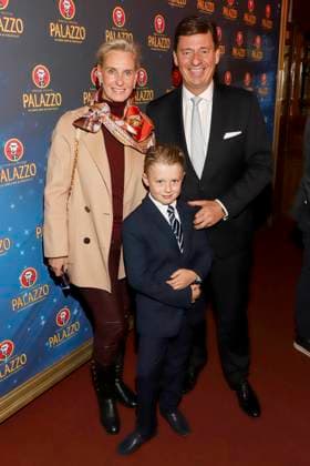 abb Palazzo- Ingo C. Peters mit Ehefrau Christiane Sohn Konrad bei der Premiere von Cornelia Poletto 10. Dinner Show PALAZZO Hier und Jetzt am 13.11.2025 in Hamburg Hamburg Deutschland