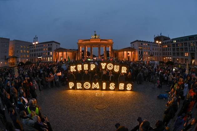 Mit dem leuchtenden Schriftzug Keep your Promises demonstrieren die Klimaaktivisten von Fridays for Future auf dem Pariser Platz in Berlin im Rahmen eines weltweiten Klimastreiks (Foto vom 14.11.2025). Anlass ist die derzeit im brasilianischen Belem stattfindende 30. UN-Weltklimakonferenz COP. (Siehe epd-Meldung vom 14.11.2025) EDITORIAL USE ONLY *** Climate activists from Fridays for Future demonstrate on Pariser Platz in Berlin with the bright lettering Keep your Promises as part of a global climate strike Photo from 14 11 2025 The occasion is the 30 UN World Climate Conference COP currently taking place in Belem, Brazil See epd report from 14 11 2025 EDITORIAL USE ONLY Copyright: epd-bild ChristianxDitsch IMG_5922 - Kopieren