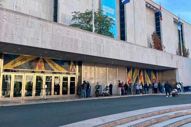 People line up to enter the National Museum of American History in Washington, United States 14 November 2025. Museums and public spaces in the United States are gradually returning to normal as part of a phased reopening schedule following the end of the federal government shutdown, which paralyzed services at government agencies and institutions for more than 40 days. Museums and public spaces reopen in the US after the end of the government shutdown !ACHTUNG: NUR REDAKTIONELLE NUTZUNG!  Copyright: xLeonorxTrinidadx USA6391 20251114-55018541161_1