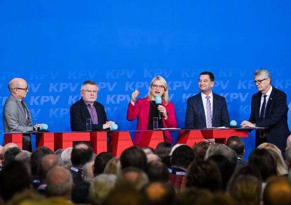 14.11.2025 xlakx, Politik, Kongress-kommunal 2025 emspor, v.l. Die Kommunalpolitische Vereinigung der CDU und CSU Deutschlands (KPV) kommt am 14. und 15. November im Konrad-Adenauer-Haus in Berlin zu ihrem Kongress-kommunal und zur Bundesvertreterversammlung zusammen. Das steht unter dem Motto Starke Kommunen machen das Land stark. Im Bild: v.l. Prof. Dr. Ulrich Reuter Praesident, Deutscher Sparkassen- und Giroverband e. V., Prof. Dr. Hans-Guenter Henneke Geschaeftsfüuerendes Praesidialmitglied des Deutschen, Christina Stumpp MdB Stv. Generalsekretaerin der CDU Deutschlands, Klaus Mack MdB Vorsitzender der AG Kommunalpolitik der CDU CSU-Bundestagsfraktion, Christian Haase MdB Vorsitzender der Kommunalpolitischen Vereinigung der CDU Daniel Lakomski