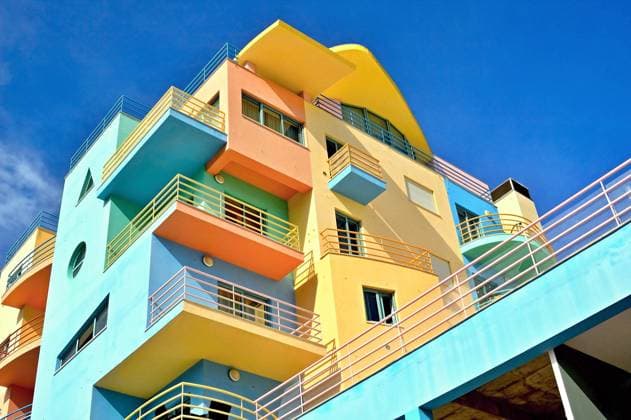 Buntes Gebäude mit moderner Architektur und geometrischen Balkonen Colorful, modern building showing geometric shapes and diverse balconies under a bright blue sky (License=RF) Copyright: xZoonar.com GamrothxJoergx 24245507