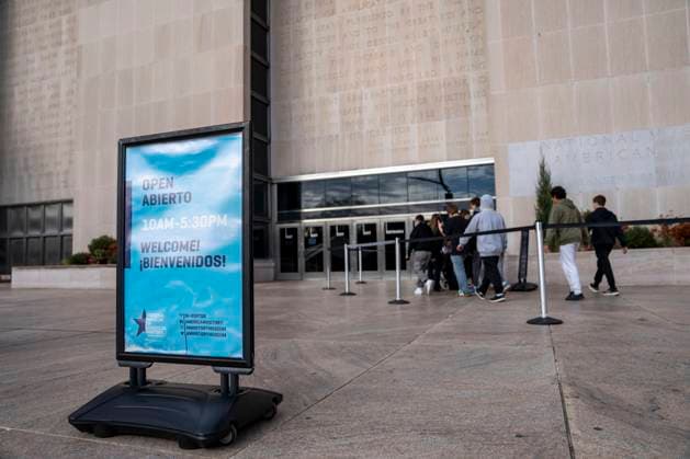 A school group enters the Smithsonian National Museum of American History on the first day it has reopened since the government shutdown in Washington, DC on Friday, November 14, 2025. All the Smithsonian Museums will be open by next week, after President Donald Trump signed a funding bill passed by Congress into law Wednesday night that ended the longest government shutdown in history.  WAP20251114405 BONNIExCASH