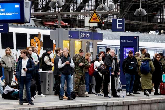 Impression vom Kölner Hauptbahnhof: Fahrgäste warten auf eine Regionalbahn. Vom 14. bis 24. November 2025 kommt es wegen umfangreicher Bauarbeiten zu einer Sperrung des Hauptbahnhof in Köln. Fern- und Regionalzüge werden in dem Zeitraum über Köln-Deutz umgeleitet. (Themenbild, Symbolbild) Köln, 14.11.2025 NRW Deutschland *** Impression of Cologne Central Station Passengers waiting for a regional train From November 14 to 24, 2025, there will be a closure of Cologne Central Station due to extensive construction work Long-distance and regional trains will be diverted via Cologne Deutz during this period Theme image, symbolic image Cologne, 14 11 2025 NRW Germany Copyright: xChristophxHardtx