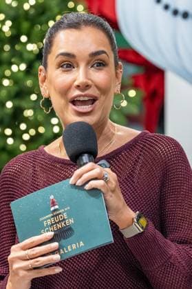 14.11.2025. Düsseldorf. Eröffung des diesjährigen Charity Waldes in der Galeria-Filiale auf der Kö. Moderatorin Jana Ina Zarrella wird in diesem Rahmen Bürgermeister Hinkel, RTL-Moderator Michael Begasse und Fortuna Legendenspieler Oliver Fink auf der Bühne begrüßen. Hier: Moderatorin Jana Ina Zarrella Düsseldorf Galeria-Filiale, Königsallee Nordrhein-Westfalen Deutschland