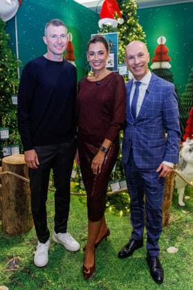 14.11.2025. Düsseldorf. Eröffung des diesjährigen Charity Waldes in der Galeria-Filiale auf der Kö. Moderatorin Jana Ina Zarrella wird in diesem Rahmen Bürgermeister Hinkel, RTL-Moderator Michael Begasse und Fortuna Legendenspieler Oliver Fink auf der Bühne begrüßen. Hier v.l.: Fortuna Legendenspieler Oliver Fink, Moderatorin Jana Ina Zarrella und RTL-Moderator Michael Begasse Düsseldorf Galeria-Filiale, Königsallee Nordrhein-Westfalen Deutschland