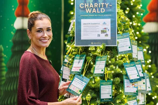 14.11.2025. Düsseldorf. Eröffung des diesjährigen Charity Waldes in der Galeria-Filiale auf der Kö. Moderatorin Jana Ina Zarrella wird in diesem Rahmen Bürgermeister Hinkel, RTL-Moderator Michael Begasse und Fortuna Legendenspieler Oliver Fink auf der Bühne begrüßen. Hier: Moderatorin Jana Ina Zarrella Düsseldorf Galeria-Filiale, Königsallee Nordrhein-Westfalen Deutschland