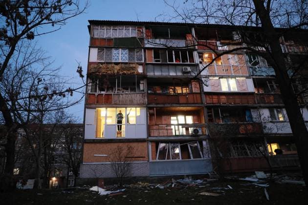 (251114) -- KIEV, Nov. 14, 2025 -- People repair a damaged residential building after the overnight strikes by Russian drones and ballistic missiles in Kiev, Ukraine, Nov. 14, 2025. ) UKRAINE-KIEV-RUSSIAN ATTACK-AFTERMATH LixDongxu 