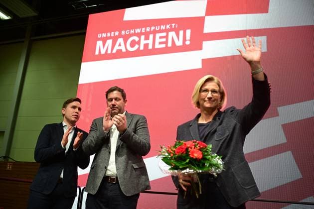 Saarlands Ministerpräsidentin Anke Rehlinger (SPD) wird beim Landesparteitag der SPD in Niederwürzbach am Freitag (14.11.2025) mit eigener Enthaltung einstimmig als Landesvorsitzende der Saar-SPD bestätigt im Beisein von Bundesfinanzminister Lars Klingbeil. *** Saarlands Minister-President Anke Rehlinger SPD is unanimously confirmed as state chairwoman of the Saar SPD with her own abstention at the SPD state party conference in Niederwürzbach on Friday 14 11 2025 in the presence of Federal Minister of Finance Lars Klingbeil bub