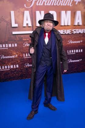 Premiere 2. Staffel LANDMAN Michael Mendl mit Hut und Sheriff Tranchcoat Europapremiere der 2. Staffel von LANDMAN im Kino Zoo Palast in Berlin Copyright: xEventpressxFuhrx