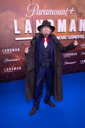 Premiere 2. Staffel LANDMAN Michael Mendl mit Hut und Sheriff Tranchcoat Europapremiere der 2. Staffel von LANDMAN im Kino Zoo Palast in Berlin Copyright: xEventpressxFuhrx