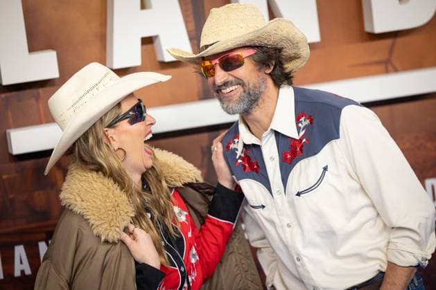 Premiere 2. Staffel LANDMAN Evelyn Weigert und Tom Beck in Cowboy-Outfit Europapremiere der 2. Staffel von LANDMAN im Kino Zoo Palast in Berlin Copyright: xEventpressxFuhrx