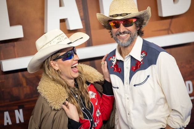 Premiere 2. Staffel LANDMAN Evelyn Weigert und Tom Beck in Cowboy-Outfit Europapremiere der 2. Staffel von LANDMAN im Kino Zoo Palast in Berlin Copyright: xEventpressxFuhrx