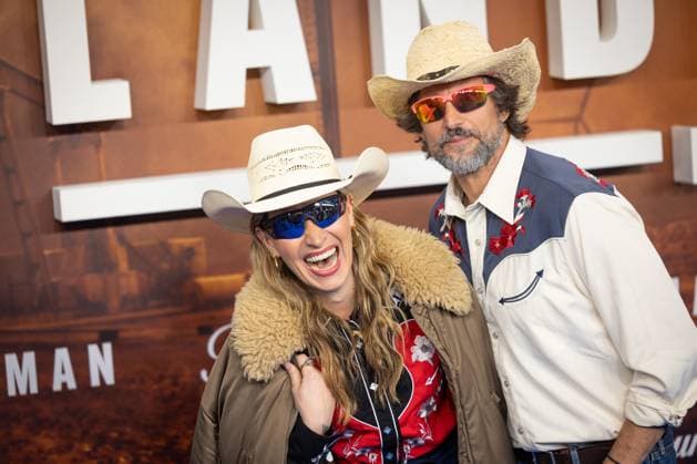 Premiere 2. Staffel LANDMAN Evelyn Weigert und Tom Beck in Cowboy-Outfit Europapremiere der 2. Staffel von LANDMAN im Kino Zoo Palast in Berlin Copyright: xEventpressxFuhrx