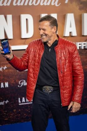 Premiere 2. Staffel LANDMAN Ralf Moeller macht livePost Europapremiere der 2. Staffel von LANDMAN im Kino Zoo Palast in Berlin Copyright: xEventpressxFuhrx