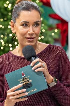 Jana Ina Zarrella bei der Eröffnung des Charity-Waldes in der Galeria Düsseldorf Königsallee. Düsseldorf, 14.11.2025