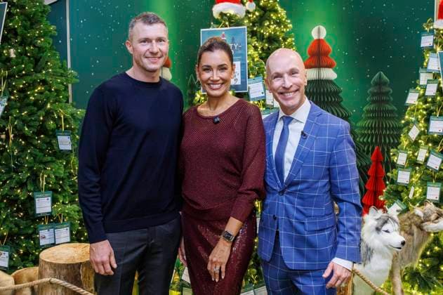 Oliver Fink, Jana Ina Zarrella und Michael Begasse bei der Eröffnung des Charity-Waldes in der Galeria Düsseldorf Königsallee. Düsseldorf, 14.11.2025
