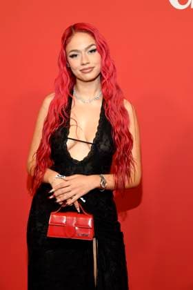 abb GlamourWomen- Badmomzjay zu Gast auf dem roten Teppich bei den 3. GLAMOUR WOMEN OF THE YEAR AWARD im The Ritz Carlton Hotel Berlin am 14.11.2025 in Berlin Berlin Deutschland