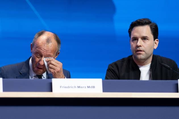Friedrich Merz, Bundeskanzler, nach seiner Rede, mit Johannes Winkel, Bundesvorsitzender Jungen Union und Mitglied Junge Gruppe der CDU-CSU-Bundestagsfraktion, nach der Rede des Bundeskanzlers;Junge Union Deutschlandtag 2025 im Europark Rust , Rust Baden-Württemberg Deutschland Europapark *** Friedrich Merz, Federal Chancellor, after his speech, with Johannes Winkel, Federal Chairman of the Junge Union and member of the Young Group of the CDU CSU parliamentary group, after the Chancellors speech Junge Union Deutschlandtag 2025 at Europark Rust , Rust Baden Württemberg Germany Europapark