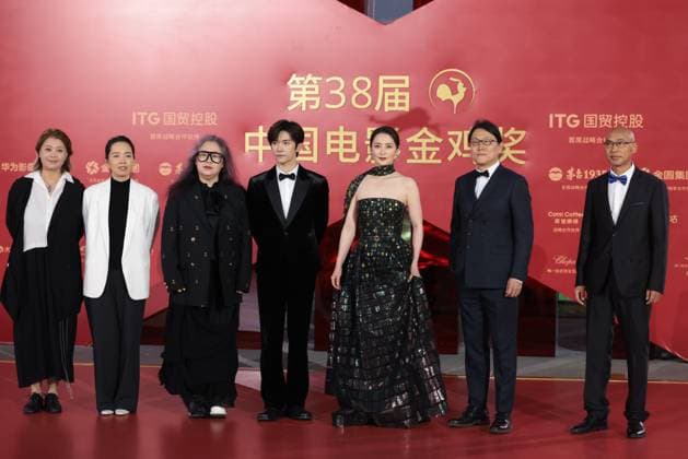 XIAMEN, CHINA - NOVEMBER 15: The cast and crew of Big World arrive at the red carpet for the closing ceremony during the 38th China Golden Rooster Awards on November 15, 2025 in Xiamen, Fujian Province of China.  Copyright: xVCGx 111604071554